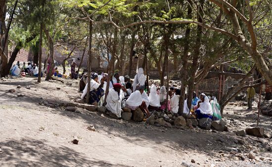 Auch hier, viele der Gläubigen. Einige werden nachher noch einen langen Heimweg vor sich haben.
Mein Heimweg bedeutet ca. 500 Meter zum Hotel. Nicht weit, aber ganz schön steil. Wir waren knapp vier Stunden in den Kirchen und für heute reicht es. Josef hat das Sahnestückchen für den nächsten Tag aufgehoben.
Ich kann nur jedem empfehlen, hierher zu kommen. Es ist sehr beeindruckend und ich hoffe, dass ich einige der Eindrücke vermitteln kann.