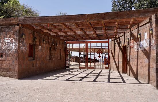 Dies ist der Haupteingang - die Aufnahme ist aber vom Folgetag. Am Sonntag war es hier voll. Hunderte belagerten den Eingang.