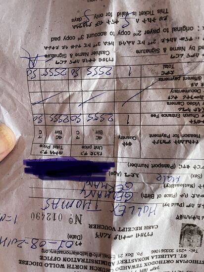 Die „Eintrittskarte“ muss man immer bei sich tragen, denn an jeder der Kirchen sitzt jemand, der sie kontrolliert. Ganz wichtig fragt dann jemand nach dem Ticket. Mindestens 2 Mal in zwei Tagen hielten die „Hüter der Kirchen“ den Zettel auf dem Kopf und studierten ganz lange die Gültigkeit. Mit freundlichem und gnädigem Kopfnicken wurde dann immer bestätigt, dass alles in Ordnung ist. 