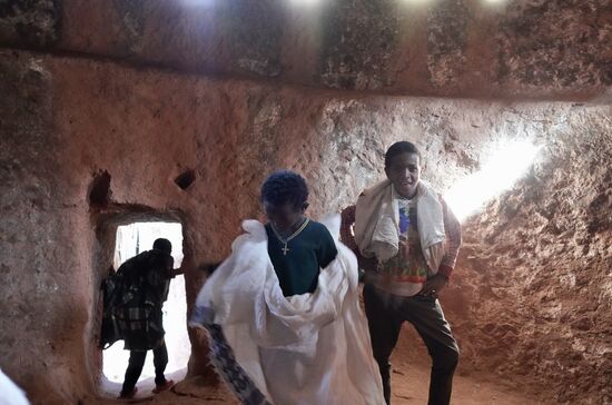 Hier sind wir kurz vor einem Tunnel, den viele Gläubige fürchten. Laut Josef ist er 45 lang und stockfinster. Keinerlei Licht. Bevor wir hineingehen, gibt Josef Anweisungen an die Kids, dass sie entsprechenden Abstand halten mögen. Sie wollen unbedingt dabei sein, wenn wir uns durch den Tunnel wagen. 45 Meter nichts sehen, nur die Wände tasten, die Decke tasten, damit man sich nicht den Kopf stößt, einige gefühlte Kurven, einige Stufen, über die man stolpert - eine ganze besondere Erfahrung.