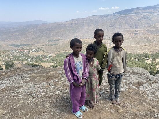 Wieder Kinder…es ist schlimm mit den Fliegen—sie krabbeln in ihren Gesichtern und es scheint sie nicht zu stören