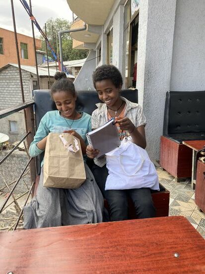 Und bei diesem Heft ging ein Leuchten durch ihr Gesicht—unglaublich!
Es sind noch viele kleine Schätze in den Taschen . Immer wieder kramen sie darin