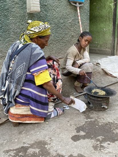 Die Bohnen werden in einer flachen Gußschale geröstet