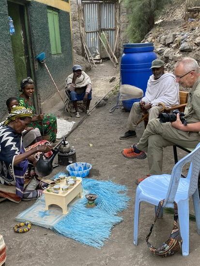 Die ganze Prozedur hat eine knappe Stunde gedauert und sogar mir schmeckt der Kaffee, er ist stark, aber nicht bitter