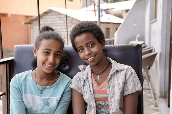 Mahder, mein Patenkind und ihre Freundin Workeye kommen zu Besuch.
Wir haben sie zum Essen eingeladen