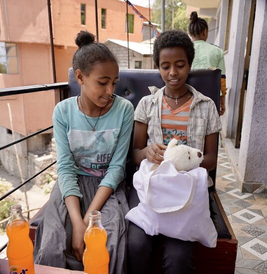 Als Mahder diesen flauschigen Bären sieht, glänzen ihre Augen—ich kann nicht wiedergeben, wie sie den Bären angestrahlt hat—dabei ist sie schon 16 und Ich hatte eigentlich eine Handtasche für sie, aber Happy meinte schon, dass sie dafür zu jung ist