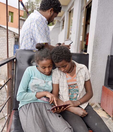 Dann zeige ich ein paar Fotos und sie vertiefen sich bald in die Fotos