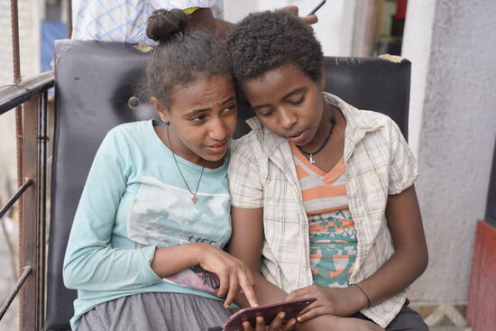 Ich beobachte, dass sie sich besonders für die Bilder interessieren, auf denen sie uns erkennen