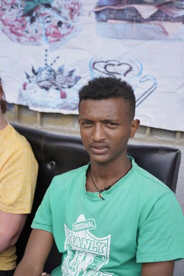 Später kommt noch Davit hinzu, auch er fehlte in der Runde gestern. Davit ist schon 18 Jahre und mußte auch mit Happy vor den Rebellen fliehen