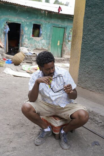 Im Hof nehmen wir Platz auf kleinen Schemeln