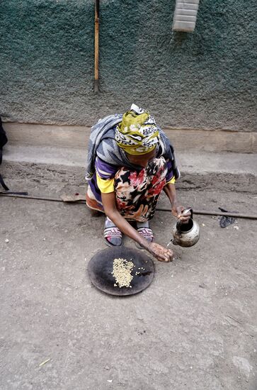 Die alte Dame wäscht sich mehrmals die Hände