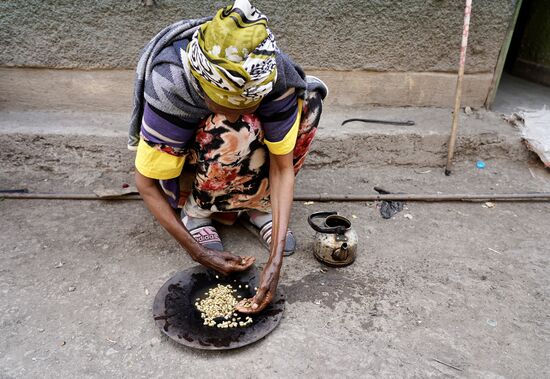 Dann werden die weißen, rohen Bohnen gewaschen