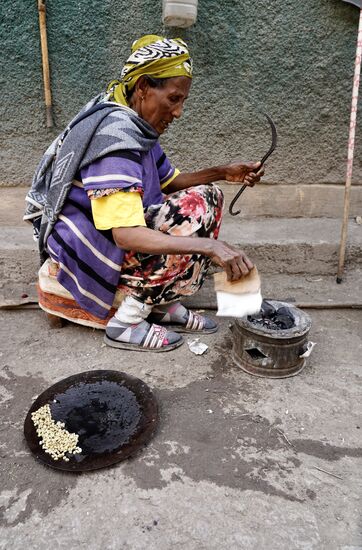 Dann wird die Holzkohle angezündet