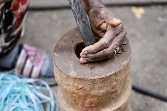 Dann werden die Bohnen in einem Mörser zerstoßen
