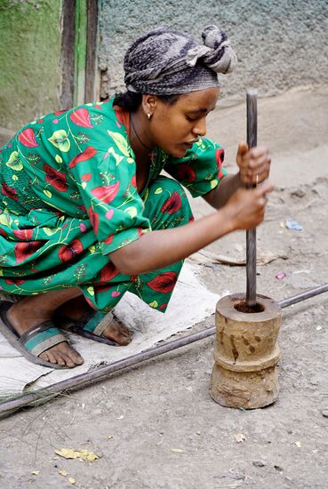 Weil bei der Tante die Kraft nachläßt , muss die junge Frau weitermachen