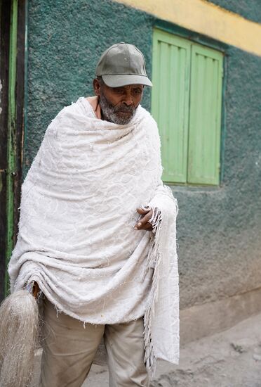 Nun kommt auch der Onkel raus, er kann leider nicht mehr gut hören