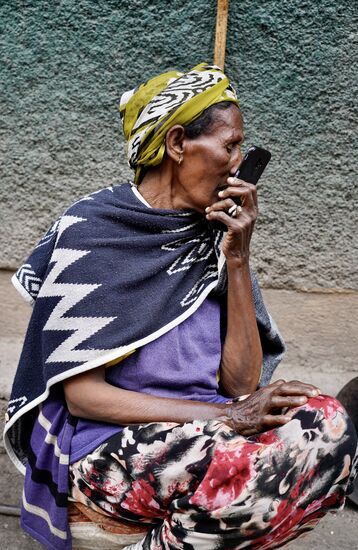 Zwischendurch klingelt auch mal das Handy und es muß geschnackt werden…