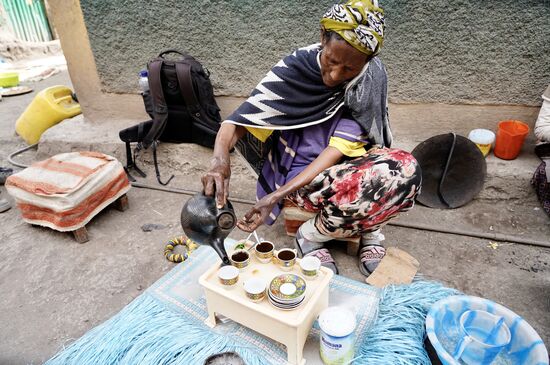 Endlich gibt es das köstliche schwarze Getränk!