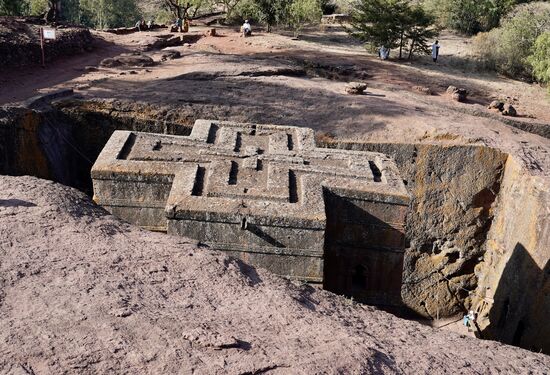 Diese Kirche - aus einem Felsen gehauen - hat nur eine Ebene, aber trotzdem eine imposante Höhe. Josef fordert mich zum Battle auf und fragt, wie kommen wir erst wohl in die Kirche? Nirgends Treppen oder eine Leiter! Ich schaue mich um, aber kann keinen Zugang/Eingang erkennen.