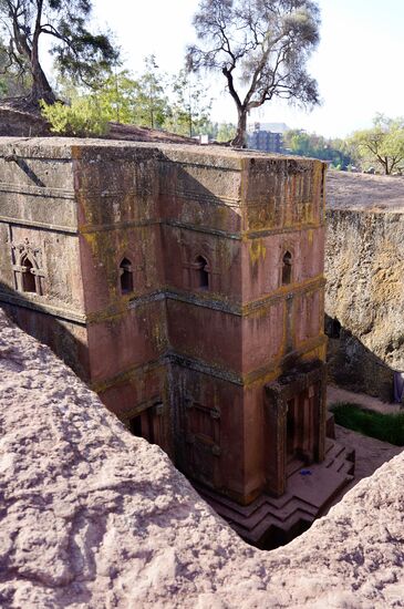 Wir umkreisen die Kirche von allen Seiten, aber zunächst tut sich kein Zugang auf.
