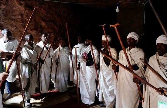 Bevor es in die Kirche geht, entdecke ich in einem Nebengebäude einige Priester, die dort versammelt sind und singen. Man winkt mich herein, ich möge doch mitmachen.