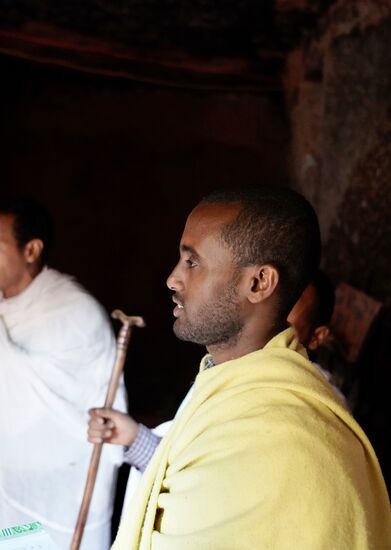 Im Nu bin ich mittendrin und es wird gesungen. Offensichtlich handelt es sich um eine Übungsstunde. Es wird viel gelacht und der Herr im gelben Gewand muss immer wieder vorsingen. Die anderen korrigieren ihn, lachen und singen ihm dann vor.