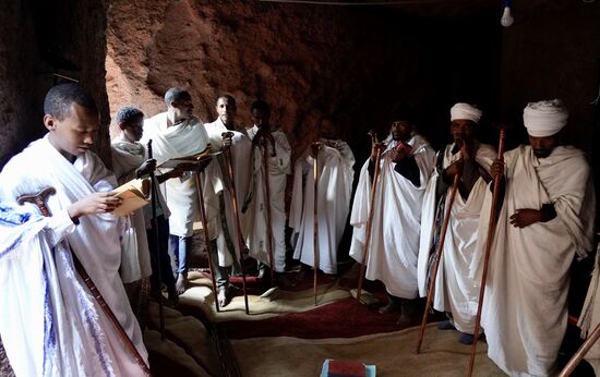 Ich bekomme dann auch einen Holzstab in die Hand gedrückt, darf mitsingen (summen) und bemühe mich, die Bewegungen mit dem Stab nachzuahmen. Nicht so einfach. Ich nehme auch noch ein paar Videos auf (bei Bedarf melden, senden wir zu). Und während ich das tue, nimmt einer der Priester sein Handy raus und filmt mich  - wir verabschieden uns mit freundlichem Lächeln und Winken,