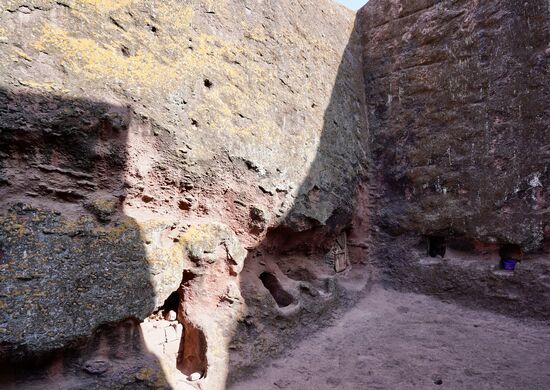 Draußen vor der Kirche gibt es einige Grabkammern und Nischen für die Priester, in denen sie übernachten können.