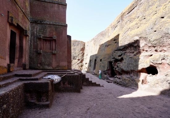 Es ist beachtlich, wie verschachtelt diese Kirche ist. Überall sieht man in der Bauweise, aber auch in den Öffnungen, die Kreuze.