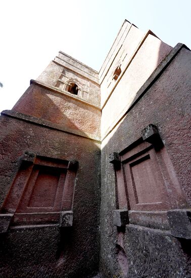 Wir gehen zwei Mal um die Kirche, um die Schönheit auf uns wirken zu lassen.