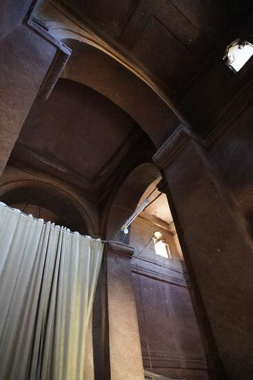 Hier sieht man die Höhe dieser Kirche mit seinen mächtigen Bögen.