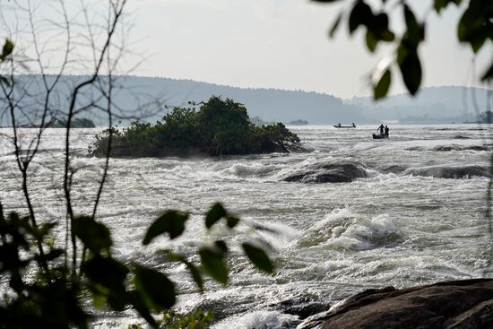 Die Fischer sind schon bei der Arbeit. Wir können Sie von unserer Lodge beobachten.