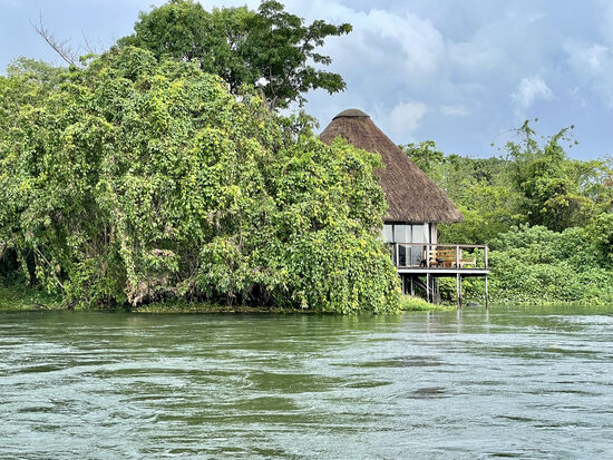 Hier ist unsere Lodge zu sehen. Wenn wir dort hin wollen, geht das nur per Boot.