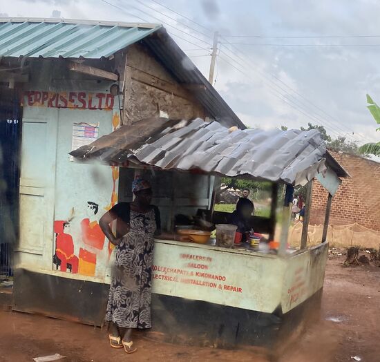 Heute ist es regnerisch - immer wieder gibt es Schauer. Hier einer der zahlreichen Läden entlang einer Hauptstraße