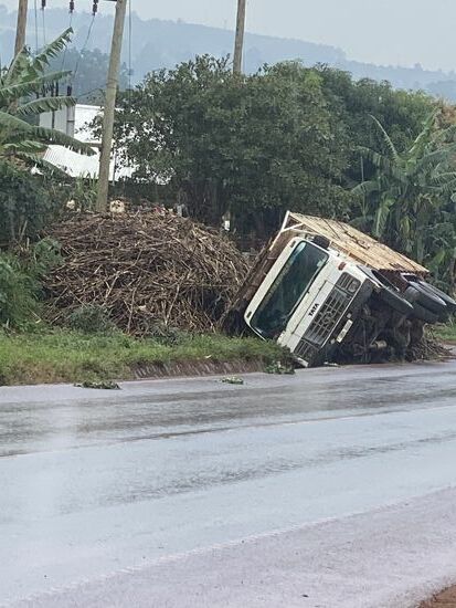 Ups! Der war wohl nicht korrekt beladen bzw. Zu nah am Graben geparkt.