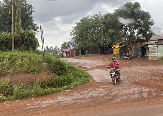 Immer wieder gibt es heftige Regengüsse und schon ist alles matschig und voller Pfützen