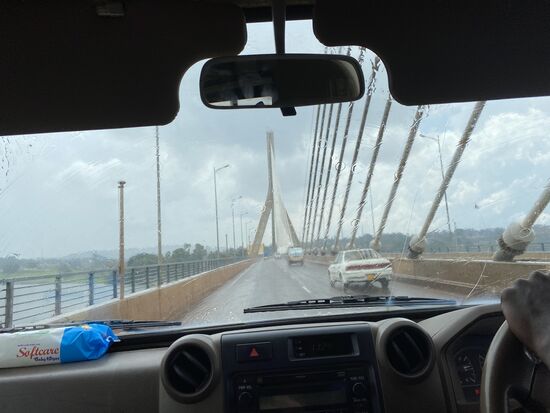 Die Brücke, welche Ost- von Westuganda trennt