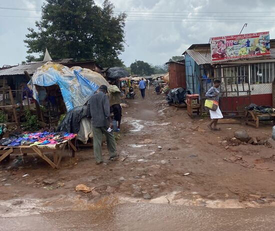 Pfützen und kleine Rinnsäle entlang der Straße