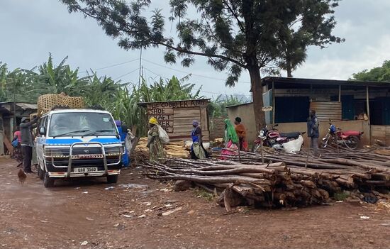 Man eilt zum Bus- wo eigentlich bei uns 9 Personen sitzen, quetscht man sich hier mit 12 oder 14 Personen rein