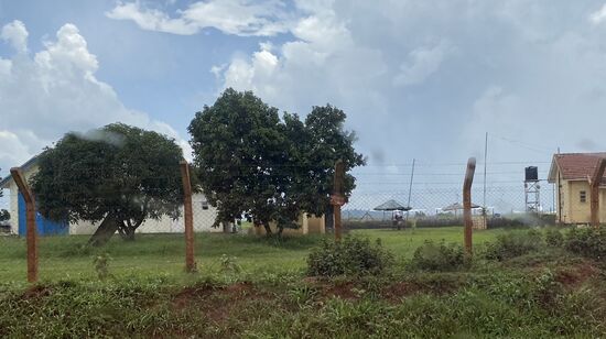 Dies ist der kleine Airport bei Jinja- hier stehen ein paar Propellermaschinen