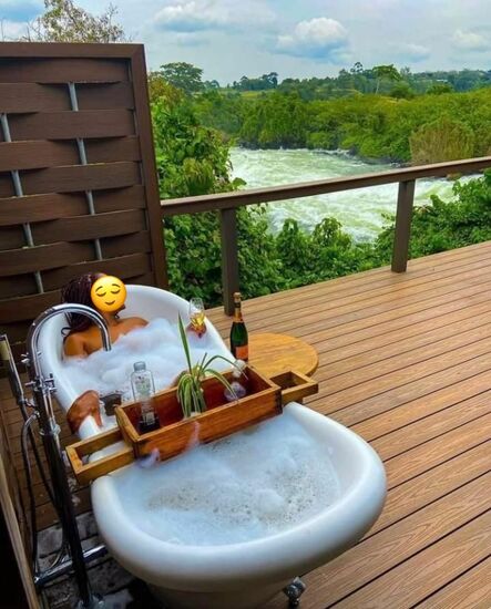 Zum Abschluss des Tages gibt es noch ein Bad auf der Terrasse - das ist hier sehr schön.