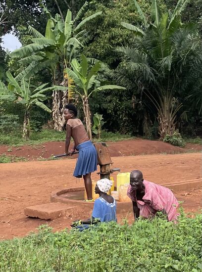 Fließend Wasser haben etwas nur 10% der Bevölkerung. Man geht zu öffentlichen Brunnen und pumpt