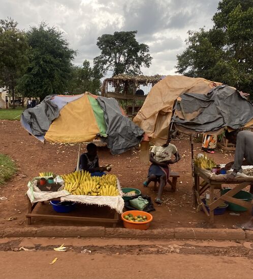 Auch bei Regen harren die Händler aus.
