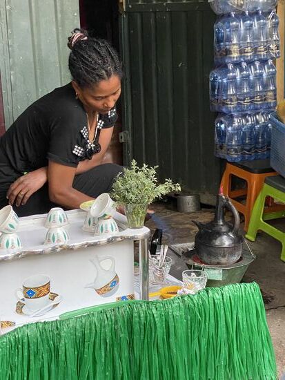 Für umgerechnet 20 Cent bekommt man hier einen liebevoll zubereiteten kleinen Kaffee oder Mokka—so würde ich ihn eher nennen, denn er schmeckt schon besonders