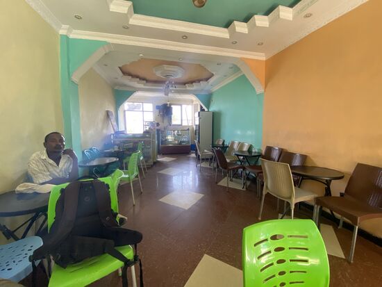 Noch ist es hier leer, das ändert sich im Laufe des Tages. Für viele ist das hier eine Art Wohnzimmer. Man hängt den ganzen Tag hier rum