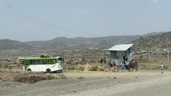 Wir fahren auf einer neuen Straßen zum Airport—diese ist seit Jahren fertig