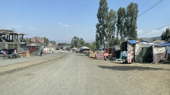 Es geht über die Hauptstraße raus aus Lalibela.