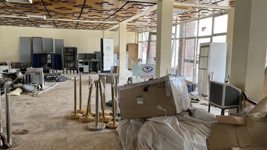 Das war mal die Ankunftshalle—alles zerstört von den Rebellen