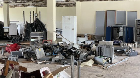 So sinnlos die Zerstörung. Thomas unterhält sich mit einem der Offiziellen des Flughafens und der erzählt, dass die Tigris Rebellen die Radarbildschirme im Tower als Toilette benutzt haben.