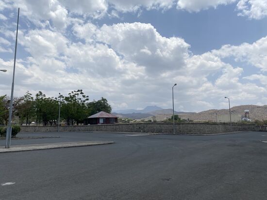 Da wir immer noch die einzigen sind und noch Stunden Zeit haben, gehen wir in das gegenüberliegende Kaffee.
Wifi gibt es leider nicht, aber wir schauen uns unsere Fotos an